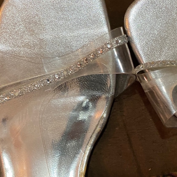 Pierre Dumas silver clear slip ons SZ 7.5 - Picture 2 of 5